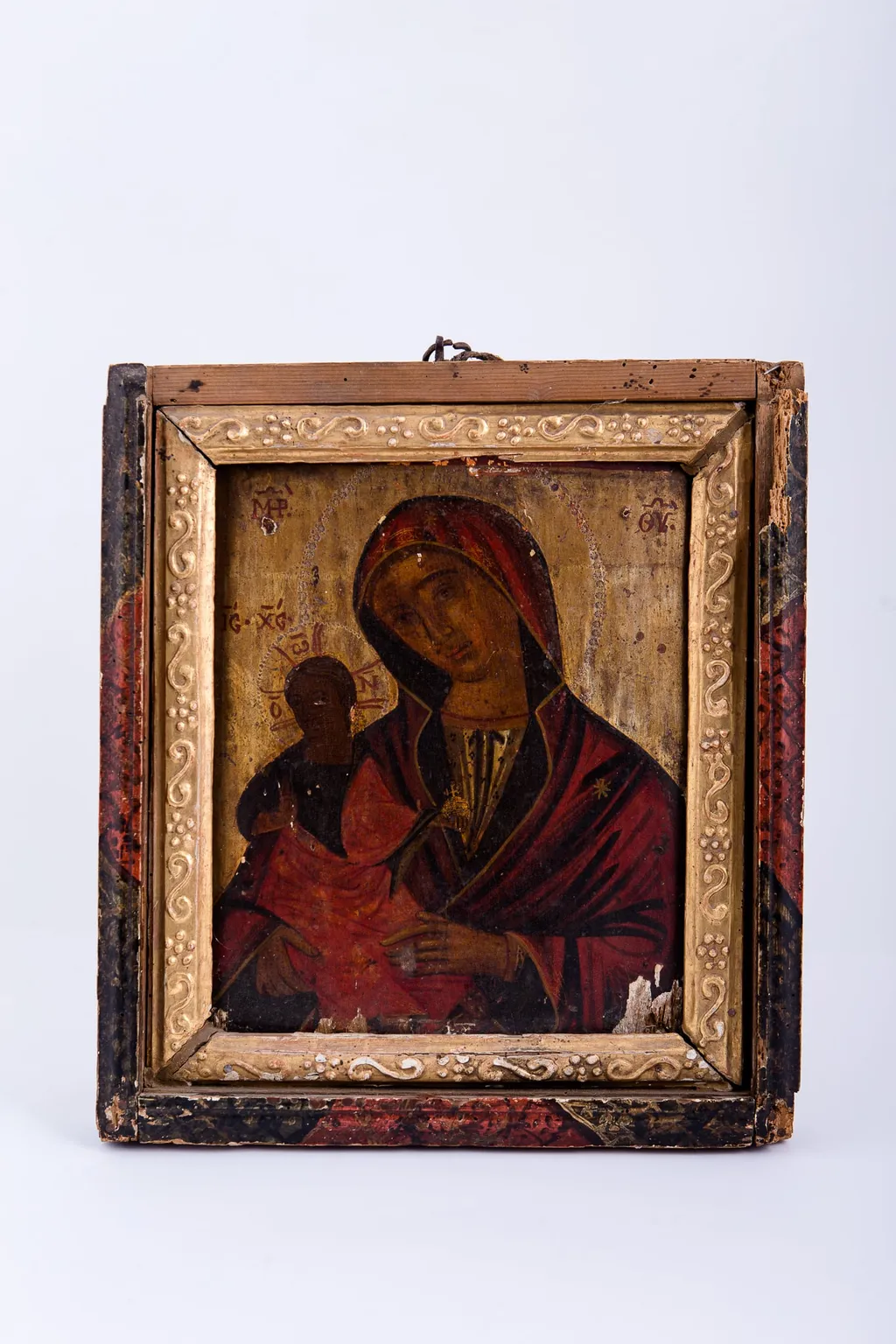 Maica Domnului ține în brațe Pruncul Iisus Hristos, care Binecuvântează cu mâna dreaptă și ține globul pământesc cu crucea, la dimensiune foarte mică, asemenea unui măr. Maica Domnului este înveșmântată în mantie cu maforion roșu stacojiu cu interiorul negru și ciupag auriu. Pruncul Iisus Hristos este înveșmântat în roșu sângeriu și negru interior, cu aureolă. Culorile Maicii Domnului reprezintă noblețea împărătească, suferința monahică și nădejdea bucuriei Învierii. Culorile Mântuitorului reprezintă suferința monahică și patima dureroasă a Jertfei. Fondul icoanei este auriu bizantin. Chipurile și trăsăturile fețelor sunt brune, întunecate cromatic, dar luminoase prin privire, atitudine și aureole. Cromatică: roșu stacojiu, roșu, brun, bej, auriu, negru. Inscripția din româno-chirilică se traduce MP IC XC Maica Domnului Iisus Hristos. Icoana este încadrată de o ramă dublă: interior, aurie, exterior, bicoloră - roșu, maro., by Ivan Zugravul din Rășinari