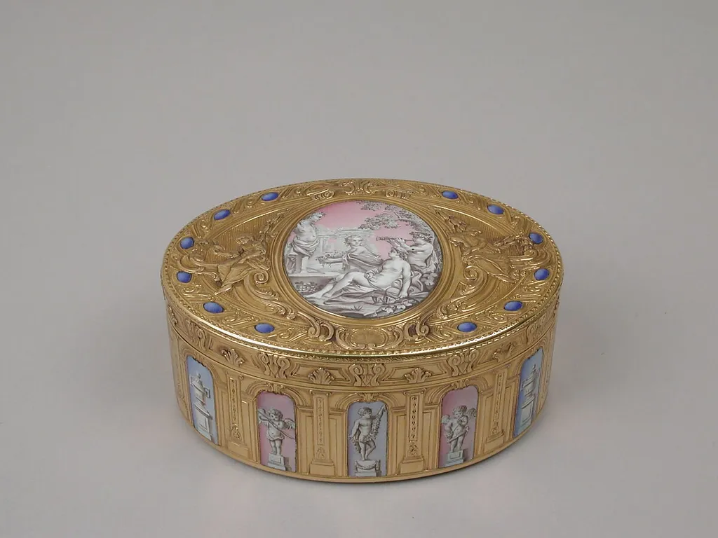 Snuffbox with grisaille decoration of Cupid and Venus, by Jean-Baptiste Carnay|Jean-François Defer, gold, 1766
