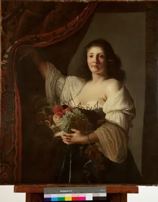 Junge Frau mit Früchtekorb