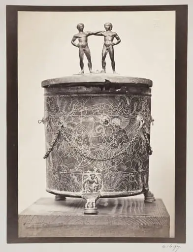 Etruscan cyste in bronze, by Louise Laffon
