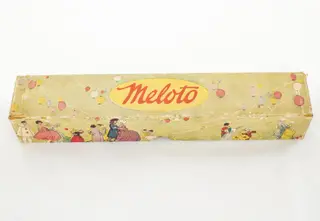 Este o bandă perforată care se potrivește la pianolele de tipul ”Metrostyle Themodist”, prevăzute cu 88 note muzicale. Este confecționată dintr-o hârtie specială de culoare alb-gălbuie. Banda este înfășurată pe un cilindru de lemn de culoare neagră cu opritoare la capete (pentru ghidarea benzii) și este păstrată într-o cutie de carton cu capac independent, pe care se află două etichete: una cu marca furnizorului și alta cu inscripția de pe bandă și numărul de catalog: MELOTO full scale, Song Roll nr.38571, The Meloto Company, Ltd. Banda conține melodia: "Painting the Clouds with Sunshine"- fox-trot , compozitor Joseph Burke, textier : Al Dublin, interpret Edward Duchin. Înregistrarea este piesa tematică a comediei muzicale "Gold Digger of Brodway"( 1929), film regizat de Roy Del Ruth - Tempo: 80 pentru ascultat, 90 pentru dans., by Ltd. The Meloto Company