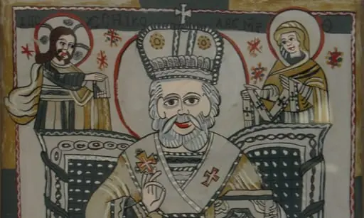 Sfântul ierarh Nicolae așezat pe un tron bogat ornamentat, de factură barocă, binecuvântează cu dreapta (prin unirea inelarului cu degetul mare), cu stânga sprijină Evanghelia pe a cărei copertă este redat un serafim. În colțurile de sus sunt reprezentați Iisus Hristos, ținând Evanghelia pe care o întinde sfântului și Maica Domnului având pe brațe cinstitul ei brâu. În jurul capului Mântuitorului este trasat nimbul cruciger cu însemnele consacrate. Sfântul Nicolae este reprezentat bătrân, părul și barba albe, ondulate, scurte. Veșminte arhirești: stiharul și sacosul în tonuri de galben și negru. Epitrahilul (patrafirul) brodat cu motivul crucii, în partea de jos un serafim. Mitra înaltă, bipartită, surmontată de cruce. Pe poalele sacosului decor floral. Aureolele trasate cu roșu, linie dublă. Dispunerea personajelor ușor asimetrică. Chenar pe trei laturi, benzi în culori alternante, care se regăsesc în cromatica icoanei. Rama este băițuită; culoarea: brun. Cromatica: gri, roșu, galben, ocru, negru, fond: gri - argintiu., by Lupu Ana