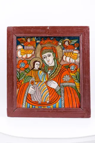 Maica Domnului este reprezentată ținând în brațe Pruncul Iisus Hristos care ține cu mâna dreaptă Sfânta Scriptură pe genunchi și Binecuvântează cu mâna stângă, arătându-ne-o pe Maica Domnului. Maica Domnului arată calea cu mâna stângă, deci este Hodighitria. Maica Domnului este înveșmântată în mantie cu maforion roșu vermillon, cu interiorul verde fin-dungat cu alb, are coroniță de Împărăteasa Cerurilor, salbă de aur și aureolă. Pruncul Iisus Hristos este înveșmântat în auriu ocru-brun-bronziu, cu fine nervuri-striații verzi și alb-albastre, are părul mai lung, până la umeri și are aureolă. Fondul icoanei este cerul de culoarea albastru ultramarin bleumarin. În registrul superior, de o parte și de alta, sunt Sfinții Arhangheli Mihail și Gavriil, susținând coronița de Împărăteasă. Sfinții Arhangheli au și globul pământesc cu crucea, simbolul chivotului sfințit. Au aripile verzi și stau îngenuncheați pe mandorle de nouri rotunzi albi-crem. Cromatica este armonioasă și caldă: roșu vermillon, alb, albastru bleu-ciel, verde kaki, auriu, ocru-brun-bronziu. Icoana este de Țara Oltului.