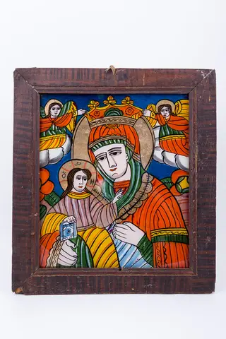 Maica Domnului Împărăteasă a Cerurilor îl ține în brațe pe Pruncul Iisus Hristos. Maica Domnului este îmbrăcată cu mantie cu maforion roșu vermillon, cu interiorul căptușit cu verde-brad și cu marginile manșetelor bej-bronzii. Poartă aureolă și coroniță de împărăteasă. Pruncul Iisus Hristos este îmbrăcat cu ocru și gri, are aureolă și ține în mâna dreaptă pe genunchi Sfânta Evanghelie și arată cu mâna stângă către Maica Domnului. În registrul superior îndepărtat sunt ocrotitori și păzitori Sfinții Arhangheli Mihail și Gavriil, așezați cu picioarele pe nori rotunzi, albi. Sfinții Arhangheli așează coronița de împărăteasă pe capul Maicii Domnului. Fondul icoanei este cerul albastru ultramarin. Tematica este deosebită și frecvent întâlnită în Țara Oltului. Cromatica este armonioasă, caldă și luminoasă: roșu vermillon, verde spanac-avocado, verde brad, galben-ocru, albastru bleu-ciel, cobalt, alb, negru., 1850