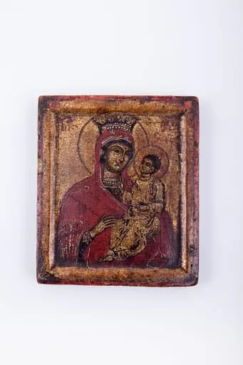 Maica Domnului ține în brațe Pruncul Iisus Hristos, înveșmântat în sacos bej-auriu. Pruncul arată cu mâna dreaptă înspre Maică arătându-ne-O și Maica arată către Prunc arătându-ni-L ca fiind calea, adevărul și viața, Este o icoană de tip Hodighitria. Maica Domnului este înveșmântată în mantie cu maforion roșu vermillon cu interiorul și ciupag negru, cu mărgețule albe, ca la coronița de Împărăteasă. Fondul icoanei este deschis-auriu-bronziu, luminos, dar foița aurie este deteriorată. Chipurile și trăsăturile fețelor sunt luminoase prin privire, atitudine și aureole. Cromatica este caldă și luminoasă: roșu-vermillon, galben-ocru, brun, bej, negru. Rama icoanei este realizată din aceeași bucată de lemn cu icoana însăși, este reliefat-sculpturată, basorelierf crestat, realizându-se o trecere ușoară de la icoană la ramă. Inscripția din româno-chirilică se traduce IC XC MP Iisus Hristos Maica Domnului.