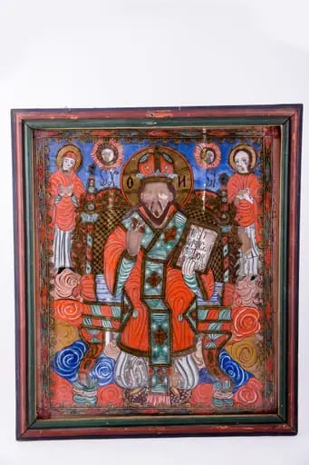 Deisis este o tematică fundamentală din iconografia bizantină, reprezentându-L pe Domnul Iisus Hristos în ipostasul de Mare Judecător, fiind Împărat pe Tron, având în dreapta pe Maica Domnului și în stânga pe Sfântul Ioan Botezătorul și Înaintemergătorul Domnului. Această tematică este nucleul Judecății De Apoi. Mântuitorul Iisus Hristos Mare Judecător are în mâna stângă Sfânta Evanghelie deschisă și cu mâna dreaptă binecuvintează. Are veșminte de culoare roșie vermillon-zmeuriu, cu epitrahil vernil, cu patru cruci brune-bronzii. Tronul arhieresc este bogat ornamentat cu elemente decorative geometrizante aurii, sugerând arhitectura unui palat, Împărăția Cerurilor într-o metaforă picturală. În registrul inferior este o multitudine de câmpuri ondulatorii și volute cromatice: Roșu, verde, albastru, galben-auriu. În registrul superior, înspre interiorul icoanei, pe fondul de albastru ceruleum al cerului sunt prezente elementele astrale: soarele și luna, alături de Sfântul Ioan Botezătorul și Maica Domnului. Întreaga tematică iconografică este încadrată de un chenar decorativ geometrizant auriu și bicromatic-roșu-verde smarald. Cromatica este armonioasă: roșu vermillon-zmeuriu, albastru ceruleum, galben-ocru, verde-smarald, albastru-turcoaz, alb, negru. Rama este colorată în roșu și verde. Icoana este de o frumusețe deosebită. După stilul picturii, desen și cromatică, compoziție și minuțiozitatea detaliului este o icoană a lui Matei Țimforea din Cârțișoara, Țara Făgărașului.