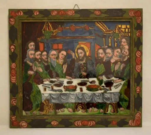 Icoana este pictată "în oglindă" pe un suport de sticlă de formă dreptunghiulară în ax orizontal. Tema iconografică este "Cina cea de taină", în cadrul căreia are loc instituirea celei mai importante taine a bisericii, Sfânta Euharistie. Iisus se află în centrul icoanei, în spatele mesei dreptunghiulare,(acest tip de compoziție este de influență apuseană, în canoanele bizantine masa este semicirculară, cea dreptungiulară apare în Apus în sec XIII). Isus le dă ucenicilor pâinea(aici seamănă mai mult cu împărtășania catolică), instituind astfel Sfânta Taină : "Luați, mâncați, acesta este trupul Meu care se frânge pentru voi spre iertarea păcatelor". În mâna cealaltă ține Potirul din care "El a dat Sfinților ucenici zicând:"Beți dintru acesta toți, acesta este sângele Meu, al Legii celei noi…" Expresia feței este sobră, mai detașată decât a ucenicilor.Masa este încărcată cu obiecte care nu apar de obicei. Pe lângă două coșuri cu pâini rotunde sunt farfurii, cuțite, furculițe,niște rădăcinoase(confuzie cu sfânta copie). Apostolii sunt grupați în jurul mesei, șase de o parte și șase de cealaltă, incluzîndu-l și pe Iuda,cel care îl va vinde pe Hristos.În dreapta lui Isus, la loc de cinste, ucenicul Ioan, cel mai tânăr dintre apostoli.. Fețele ucenicilor, exprimă mirare, tulburare, tristețe, concentrare. Ucenicii reprezentanți fără aureole, cu picioarele goale. Veșmintele sunt pictate în purpuriu și verde deschis, cu excepția lui Isus care are o mantie bleumarin. Interiorul este redat prin amănunte numeroase, geamuri cu cercevele, orange, ziduri văruite cu albastru ,coloane cu capitel, un cerdac, draperii purpurii ,o candelă( sus, stânga). Desenul este bogat în linii și amănunte. Faldurile realizate din linii. Compoziția este echilibrată, culorile intense. Rama este pictată în verde deschis, ornamentată cu flori roșii și frunze verde închis., by Morar Ion