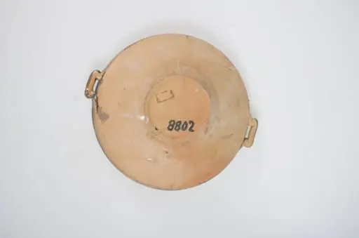 Vas ceramic tronconic având inel de sustinere din care pornesc pereții, cu marginea dreaptă și buza la fel. Ornamentele sunt dispuse pe toată suprafața și sunt realizate cu cornul. Pe fund o spirală și o bandă jirăvită delimitată de noua bandă jirăvită printr-o linie. Urmează o alta în șase colțuri având în interiorul fiecărui colț un ochi cu "altiță". Marginea ornamentată linear, buza având o linie ondulată. Pe fundul vasului apare numele meșterului și localitatea "Ogrezeanu Stelian - Horezu".
