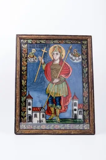 Sfântul Mare Mucenic Gheorghe este redat central, supradimensional, în picioare, îmbrăcat în uniformă de cavaler oștean luptător, cu cămașă de zale verde olive-smarald-kaki sfântul purtător de biruință. Are pantalonii albaștrii, cizme brun-olive, mantie roșie, coif și aureolă. În mâna dreaptă are crucea ridicată înspre Cer și în mâna stângă ține spada de luptă. Fondul este albastru, în registrul superior, este Maica Domnului cu Acoperământul ei ocrotitor și Mântuitorul Iisus Hristos Binecuvântând, amândoi fiind pe mandorle de nouri albi rotunzi. În registrul inferior, fondul este verde și acoperit de elemente de arhitectură de biserică. Mantia Sfântului Mucenic Purtător de Biruință este roșie, culoarea roșie este caracteristică mucenicilor și martirilor. În registrul îndepărtat sunt elemente de arhitectură, astfel spațializându-se narațiunea iconografică. Fiind o icoană de Valea Sebeșului, imaginea picturală este armonioasă, cu un desen simplu, curat, tușele de culoare sunt mai mari, raportate la dimensiunile lucrării. Cromatica este armonioasă; roșu sângeriu, stacojiu, albastru ceruleum, galben-ocru, verde spanac-avocado, olive, kaki, alb și ngru. Pe fondul cerului albastru ceruleum este inscripția în româno-chirilică Sf M Gheorghe MP Maica Domnului IC XC Iisus Hristos. Icoana este rafinată prin acuratețea desenului, compoziția echilibrată și armonia cromatică. Întreaga compoziție este încadrată de un chenar decorativ fitomorf, format dintr-o ghirlandă de flori. Icoana este datată 1895. Este semnată de Partenie Poienaru Zugrav din Laz.