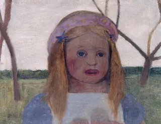 Mädchen mit Blütenkranz im Haar