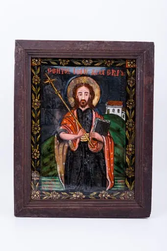 Icoana îl reprezintă pe Sfântul Ioan Scărarul, îmbrăcat în sacos negru și mantie-omofor roșu, cu interiorul crem-deschis, împodobit cu elemente decorative florale punctiforme albe. În mâna stângă are cartea „Scara dumnezeiescului urcuș", iar în mâna dreaptă ține o Cruce foarte mare, asemenea unei scări, propovăduind, astfel, că scara duhovnicească este luarea crucii și urmarea Lui Hristos. Se remarcă expresivitatea trăsăturilor chipului Sfântului Cuvios. În registrul inferior este un deal verde, cu elemente fitomorfe și vegetale. În registrul superior este cerul întunecat de noapte, cenușiu. În partea îndepărtată stângă a sfântului este o mănăstire mică, pictată cu alb și roșu. Întreaga icoană este încadrată de un chenar fitomorf, format dintr-o ghirlandă de flori galbene. Mănăstirea albă, cu acoperișul roșu, ghirlanda de flori galbene, dealul verde sunt de un impact vizual, estetic, artistic, teologic deosebit. Cromatica este armonioasă: roșu vermillon, verde de China, cenușiu-negru, galben, brun, ocru, alb, negru. Icoana este pictată de Pavel Zamfir Zugrav din Laz, Valea Sebeșului. Icoana are semnătura autorului, este datată 1881. Inscripția din româno-chirilică se traduce Sfântul Ioan Scărarul., by Pavel Zamfir Zugrav din Laz