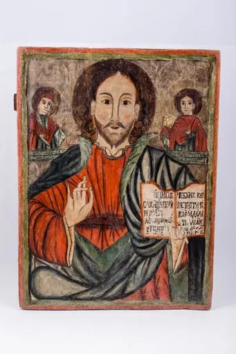 Deisis este o tematică fundamentală din iconografia bizantină, reprezentându-L pe Domnul Iisus Hristos în ipostasul de Mare Judecător, fiind Împărat, având în dreapta pe Maica Domnului și în stânga pe Sfântul Ioan Botezătorul și Înaintemergătorul Domnului. Această tematică este nucleul Judecății de Apoi. Iisus Hristos este înveșmântat în veșminte sacos și omofor albastre-verzi, cu aureolă. Are în mâna stângă Sfânta Evanghelie deschisă și cu mâna dreaptă binecuvântează. În registrul superior îndepărtat este fondul albastru brun-bej și Maica Domnului în semiprofil, în dreapta Mântuitorului și Sfântul Apostol și Evanghelist Ioan Teologul cu Sfânta Evanghelie închisă în mâna dreaptă, în partea stângă tronului Mântuitorului Iisus Hristos. Cromatica este armonioasă: roșu sângeriu, verde, olive, cafeniu, brun, ocru, bej, negru. Inscripția din româno-chirilică se traduce IC XC Iisus Hristos. Datarea se traduce din româno-chirilică: 17 februarie 1774. Icoana este atribită lui Petre Diacul din Preluca, Maramureș. Este icoană de iconostas. Ceea ce este inedit la această icoană, pe lângă toată frumusețea desenului, cromaticii, compoziției, trăsăturilor expresive, este și faptul că în locul Sfântului Ioan Botezătorul, din Deisis, este Sfântul Apostol și Evanghelist Ioan Teologul, numit Teologul Iubirii. Această dimpreunare a Mântuitorului Iisus Hristos cu Maica Domnului și cu Sfântul Ioan Teologul este și în icoana cu Răstignirea Domnului Iisus Hristos., by Petre Diacul din Preluca, 1750