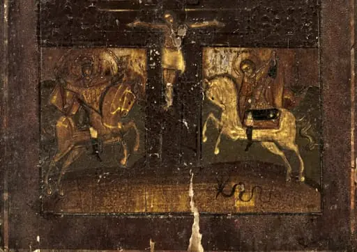 Răstignirea lui Iisus Hristos plasată pe un câmp central sub formă de cruce, împarte spațiul pictural în patru casete dreptunghiulare, Iisus Hristos răstignit pe crucea cu 6 brațe (specifică ortodoxiei ruse), cu un veșmânt alb în jurul mijlocului, ochii închiși, nimbul cu inscripțiile consacrate. Cele 4 casete conțin următoarele scene: Stânga sus Maica Domnului cu Pruncul tipul Kazanskaia. Este reprezentată până la piept, nu se văd mâinile. Are chipul îndurerat, privirea tristă, îndreptată în jos, capul ușor înclinat spre Prunc. Maforion negru. Iisus – Emanuel, binecuvintează cu dreapta, nimbul cruciger. Înveșmântat cu chiton verde și himation bej. Dreapta sus - Sf. Nicolae în veșminte de arhiereu, cărunt, cu barba rotundă și scurtă, capul descoperit. Înveșmântat cu sacos grena decorat cu șiruri de motive verticale de culoare galbenă, omofor verde cu cruci albe, binecuvântând cu mâna dreaptă, în stânga ținând Evanghelia închisă.; Stânga jos- Sf. Arh. Mihail, înaripat, purtând coroană, cu mantia în vânt, călare pe un cal roșu, de asemenea înaripat, în poziție cambrată. Dreapta jos - Sf. Gheorghe, oștean, călare pe un cal alb în poziție cambrată, înfigând, cu ambele mâini, sulița în gura balaurului, minimizat, redat schematic. Fondul: negru(scena centrală), scenele de sus: 3/4 grena, 1/4 foița metalică, nimburile cu linie discretă, la scenele de jos porțiune de relief redat printr-o zonă de brun care traversează spațiul cruciform și se continuă cu relief colinar în cele două casete. Chenarul marginal specific icoanelor tip krasnushka.Inscripții caligrafice cu negru.Vernis îmbătrânit, care acoperă inscripțiile.