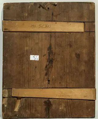 Răstignirea lui Iisus Hristos plasată pe un câmp central sub formă de cruce, împarte spațiul pictural în patru casete dreptunghiulare, Iisus Hristos răstignit pe crucea cu 6 brațe (specifică ortodoxiei ruse), cu un veșmânt alb în jurul mijlocului, ochii închișiNimbul cu inscripțiile consacrate. La baza crucii, sugerat dealul Golgota și craniul lui Adam. Pe latura de sus un nor cu inscripția XC Cele 4 casete conțin următoarele scene: Stânga sus Maica Domnului cu Pruncul tipul Kazanskaia. Este reprezentată până la piept, nu se văd mâinile. Capul ușor înclinat spre Prunc. Maforion roșu, pe frunte și pe umeri stelele Fecioriei, albe, discrete.Iisus – Emanuel, binecuvintează cu dreapta, nimbul cruciger. Chiton albastru și himationgalben. Dreapta sus - Sf. Nicolae în veșminte de arhiereu, cărunt, cu barba rotundă capul descoperit. Nu se văd mâinile.. Înveșmântat cu sacos roșu cu drapaj galben, omofor lat, închis la culoare. Stânga jos - Sf. Gheorghe, oștean, călare pe un cal alb în poziție cambrată.Înfige, cu ambele mâini, sulița în gura balaurului, redat aici ca un șarpe negru, subțire. În oglindă, sfântul mucenic Dimitrie, în veșminte identice, călare pe un cal negru, cu o suliță în mâini. Fondul: brun pentru scena centrală, scenele de sus: brun roșcat, cu o bandă îngustă, aurită sus, niburile cu linie albă, scenele de jos: inferior bandă brună, pământul cu galben, cerul - verde închis, nimburile galbene cu linie discretă, albă pe margine. Chenarul marginal specific icoanelor tip krasnushka.Inscripții caligrafice cu negru. Inscripții cu llitere negre, caligrafice la scenele de sus, alb central. Caracter popular, 1750