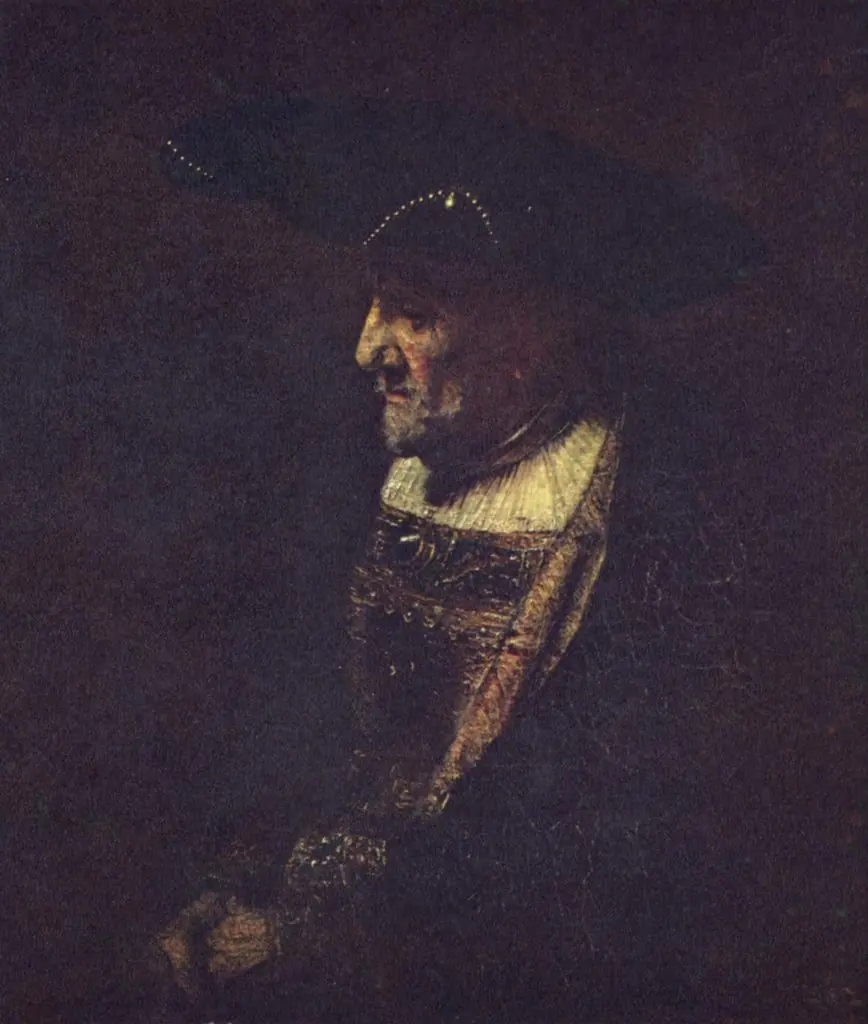 Man with a hat decorated with pearls