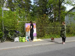 Sähkökaappiteosta maalataan Kalervonkadulla.