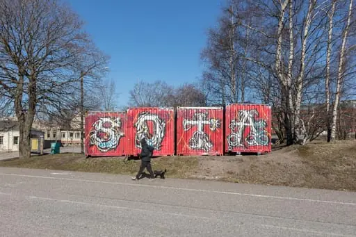 kontteihin tehty graffiti Suvilahdessa, by Sakari Kiuru