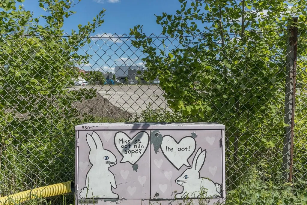 maalattu sähkökaappi Työnjohtajankadulla, by Sakari Kiuru