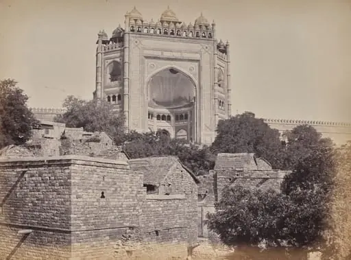 Futheypoor Sikre Guard Gate of the Fort, by Samuel Bourne