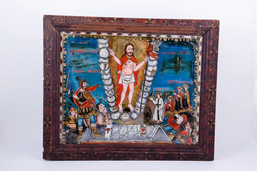 Învierea Domnului Iisus Hristos. Mântuitorul Iisus Hristos, ieșind din mormânt, Înviind, cu steagul biruinței în mâna stângă, zdrobește ușile iadului, cu mâna dreapta arătând și Binecuvântând. În stânga Mântuitorului este Îngerul Gavriil, care aducea Vestea Învierii Domnului. Îngerul a strigat…Vestea… și în urma lui vin cele trei femei mironosițe. Mântuitorul este înfășurat cu o mantie și roșie și o țesătură albă, în mijlocul coapselor și a mijlocului. Este pe o mandorlă de nouri albi, sugerându-se, astfel, deschiderea Cerurilor și poartă Lumina Învierii ca pe o mantie de aripi. Cei patru ostași adormiți sunt aruncați la marginea mormântului. Lateral dreapta Mântuitorului este sutașul Longhin, care a împuns Trupul Mântuitorului pe Cruce cu sulița în coastă, iar sângele și apa ce au izvorât au tămăduit ochii necredinței sutașului. Icoana aparține lui Savu Moga, din Arpașu de Sus, Țara Făgărașului. Are o cromatică vie: albastru regal, albastru ceruleum, roșu vermillon, roz, galben, roșu, roz, auriu. Inscripția în româno-chirilică se traduce Învierea Domnului Iisus Hristos Înviere Mironosițe Longhin sutașul., by Savu Moga