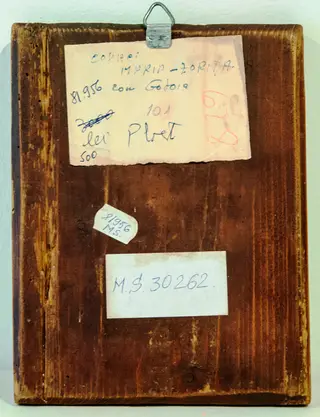 Scena Nașterii Mântuitorului este redată într-o tehnică destul de elevată, cu accente naive. În partea de sus se observă o repictare cu culori de ulei, care a acoperit inscripția inițială, tot în română. În prim plan, pe fondul unei peșteri sugerate în spațiul unei coline, este redat grupul format din Maica Domnului, Isus în centru și sfântul Iosif.Maica, în genunchi, cu mâinile încrucișate la piept, privește către pruncul Isus.Sf. Iosif de partea cealaltă ține pânza pe care este așezat Isus. Maria este înveșmântată cu maforion roșu cărămiziu cu falduri marcate cu linii fine, aurii. Stola albastră. Fața este rotundă, expresivă, bine proporționată.. Nimb acoperit cu foiță de aur, trasat cu un instrument, pe margine linie albă. Isus înfășat cu scutece albe, privește către Maria. Chipul ușor maturizat.Sfântul Iosif poartă un chiton albastru, incins la mijloc, și himation cafeniu. Pruncul este așezat într-o iesle înaltă, plină cu fân, în fundalul peșterii se văd capetele animalelelor din staul. Pe colina înverzită, în depărtare , doi dintre cei trei magi, în partea cealaltă, un păstor cu oile in jur. Linia orizontului redată într-o lumină de seară, cerul albastru, în partea de sus, median, steaua în 8 colțuri, într-un cearcăn artistic, cu nori luminați pe margine, își revarsă razele asupra Pruncului. Compoziția este echilibrată, realizată cu migală, se observă mâna unui zugrav experimentat. Accente de romantism.Chenar - linie cărămizie. Paleta cromatică este bogată, complexă, culorile nuanțate, vii. În partea de jos este datată 1870, d.4., probabil 4 decembrie. În partea de sus, pe spate, - inel pentru etalare. Stratul pictural prezintă mici crăpături.