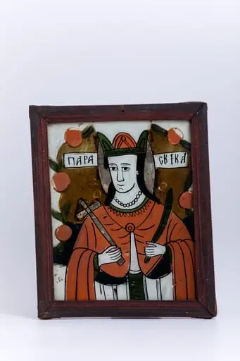 Sfânta Mare Cuvioasă Parascheva de la Iași are crucea bronzie în mâna dreaptă, binecuvântând, și o ramură de finic verde, în mâna stângă. Este îmbrăcată în veșmânt roșu vermillon-corai cu interiorul căptușit cu verde-mușchi de pădure-kaki. Sacosul este cu danteluță, guleraș și dungi, cu fibulă. Sfânta Cuvioasă are părul negru lung, lăsat pe umeri, coroană roșie cu verde-brad și aureolă bronzie-argintie și poartă lănțișor la gât. Fondul icoanei este cerul albastru ultramarin în registrul mijloc și inferior și un câmp auriu în registrul superior și un chenar neregulat, alb-zinc, ancadrator întregii compoziții. Întreaga compoziție iconografică este încadrată de un chenar decorativ fitomorf, format dintr-o ghirlandă de 5 ruje rotunde corai, asemenea unor boboci de merișori, cu frunze verzi. Inscripția din româno-chirilică se traduce Parascheva. Cromatica este armonioasă: roșu vermillon-cărămiziu, corai, albastru ultramarin-bleumarin, verde alge, mușchi de pădure, bej-crem, bronziu-argintiu, negru, alb zinc. Icoana este din Nordul Transilvaniei, Nicula.