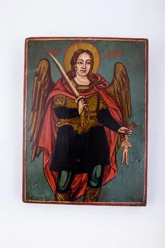 Sfântul Arhanghel Mihail, slujitorul legii, unul dintre mai-marilor voievozi ai cetelor cerești. Este îmbrăcat în cămașă-tunică neagră, cu vestă de zale aurie-bronzie, elemente decorative zoomorfice pe brațe, cu mantie roșie, pantaloni gri-verzui, cizme brune-ocru și are aripile brune-ocru deschise. În mâna dreaptă ține sabia-spadă și în mâna stângă ține de păr un omuleț gol, cu mâinile împreunate pe piept - adică un om care a trecut cu bine peste judecata faptelor și este salvat, pus în partea dreaptă a celor credincioși. Fondul este gri-verzui, olive, cu chenar decorativ geometrizant format dintr-o linie subțire roșie-vermillon. Cromatica este vie, puternică și armonioasă: roșu vermillon, olive, negru, brun, ocru, acajou. Inscripția din româno-chirilică se traduce: Sf Mihail.