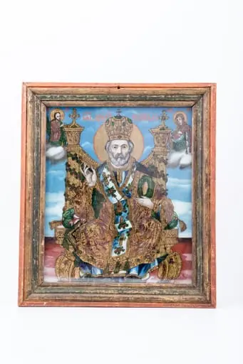 Sfântul Mare Ierarh Nicolae Făcătorul de minuni este redat central, pe un tron arhiresc, ținând în mâna stângă Sfânta Evanghelie închisă și binecuvântează cu mâna dreaptă. Veșmintele arhierești liturgice ale sfântului ierarh sunt într-o alternanță cromatică de brun, bronziu, verde-albastru-ocru, absint, smarald și alb și negru. Epitrahilul, patrafirul este albastru-verde, turcoaz-smarald cu opt cruci pe el, sacosul brun-bronziu. Poartă mithră și are aureolă. Tronul este bogat ornamentat cu detalii de elemente arhitectonice, reprezentând simbolic Împărăția Cerurilor. Este pictat tronul asemenea unui munte, supradimensionat. În registrul superior, sunt Mântuitorul Iisus Hristos în colțul din dreapta sfântului ierarh și Maica Domnului în colțul din stânga Sfântului Nicolae, din ambele părți primind binecuvântare și ocrotire. Fondul este deosebit, Cerul ca o mare nemărginită, un albastru turcoaz-smarald ca de ape vălurite. Inscripția din româno-chirilică se traduce IC XC Iisus Hristos Sfântul Nicolae MP Maica Domnului. Rama este bicromă și reliefată: brun cafeniu și roșu acajou.