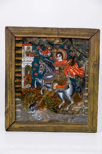 Sfântul Mare Mucenic Gheorghe este așezat călare pe un cal alb-gri, cu elemente de harnașament bronzii și șa roșie, omorând balaurul gri-gaben-verde cu creastă, solzi și coadă lungă, cu lancea, pe care o ține cu amândouă mâinile, înfingându-i-o animalului în gâtlej. În partea dreaptă a Sfântului Gheorghe, în registrul îndepărtat, este pictată domnița salvată și ocrotită de marele mucenic, cu mâinile ridicate, atât de teamă și spaimă, cât și de mulțumire către sfântul purtător de biruință. În registrul superior este Dumnezeu-Tatăl Binecuvântând cu mâna dintr-o deschidere a Cerurilor și un înger serafim care aduce Sfântului Gheorghe cununa de mucenic. În balconul castelului sunt două personaje cu cheile turnului în mână și pe șaua calului, în spatele Sfântului Mare Mucenic Gheorghe este un personaj foarte mic, îmbrăcat în haine arăbești, având în mână o candelă-amforă-cădelniță. Fondul icoanei este cerul albastru-gri-întunecat cu elemente astrale, stele roșii și câmpuri brune-kaki cu elemente vegetale roșii vermillon, în registrul inferior. Mantia Sfântulu Mucenic Purtător de Biruință este roșie-fluturândă având cămașa de cavaler cu zale și o cruce neagră de cavaler pe piept. Culoarea roșie este caracteristică mucenicilor și martirilor. Atât în dreapta, cât și în stânga sunt elemente de arhitectură, astfel spațializându-se narațiunea iconografică. Cromatica este armonioasă; roșu vermillon, albastru-gri întunecat, galben-ocru, verde văratic, verde brad, kaki, bronziu, alb și negru. Inscripția din româno-chirilică se traduce Sfântul Gheorghe. Icoana este din Țara Oltului. Icoana este mai rară, datorită diversității personajelor.