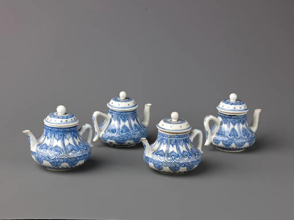 Small covered wine pot or teapot (similar to 1975.1.15-17), unspecified, 1696