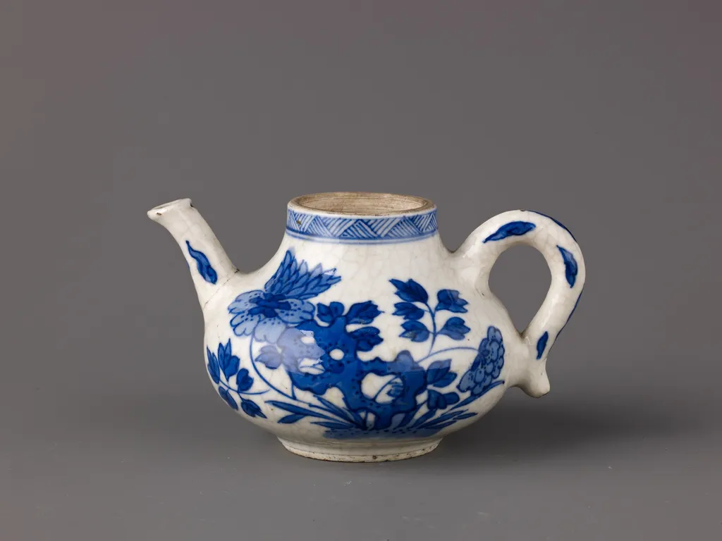 Small wine pot or teapot, unspecified, 1696