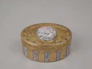 Snuffbox with grisaille decoration of Cupid and Venus, by Jean-Baptiste Carnay