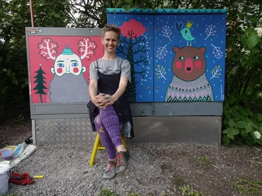 Kuvittaja Mira Mallius sähkökaappiteoksensa kanssa Pohjolankadulla.