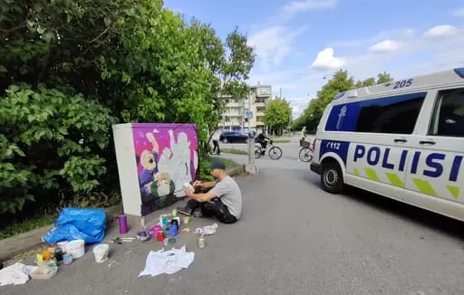Sähkökaappiteosta maalataan Koskelantien ja Käpyläntien risteyksessä.