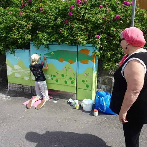 Sähkökaappiteosta maalataan Osmontiellä.