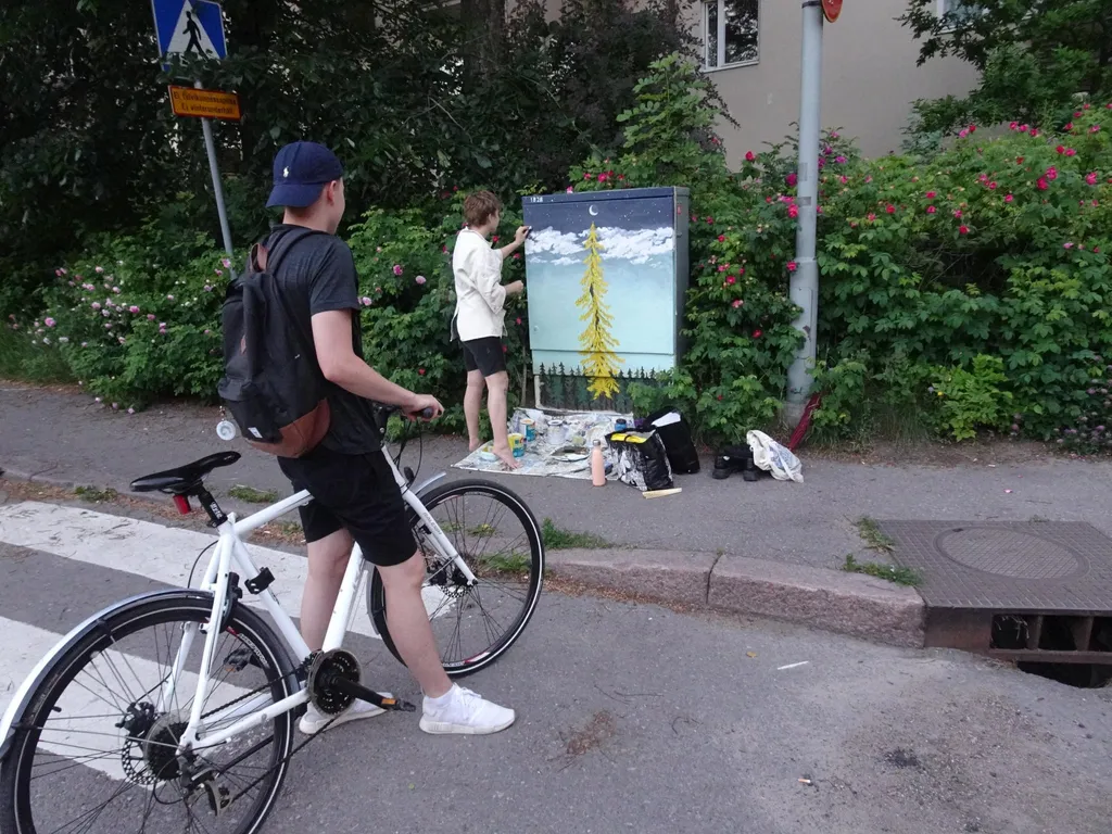 Sähkökaappiteosta maalataan Untamontien ja Joukolantien risteyksessä., by Toivo Koivisto