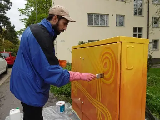 Sähkökaappiteosta maalataan Väinölänkadulla.