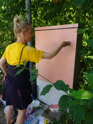 Sähkökaappiteosta maalataan Väinölänkujalla.