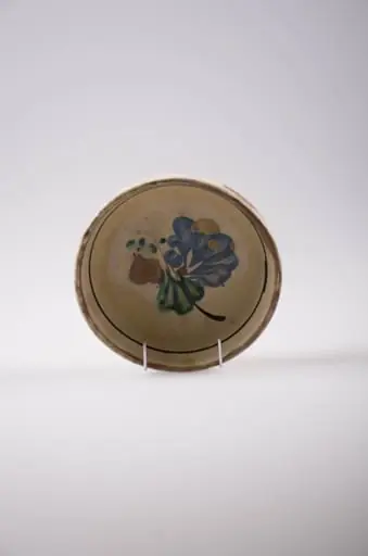 Blid de formă tronconică foarte adâncită, cu buza foarte înaltă și ușor ieșită în afară în partea exterioară. Este smălțuit interior și exterior (doar buza). În centru e decorat cu motive florale, iar pe margine cu o linie; pe fund are marca ”Granitul No 4 1/2”. Cromatică: fond interior crem; fond exterior maro; motive: mov închis; verde; albastru; maro., by Unknown