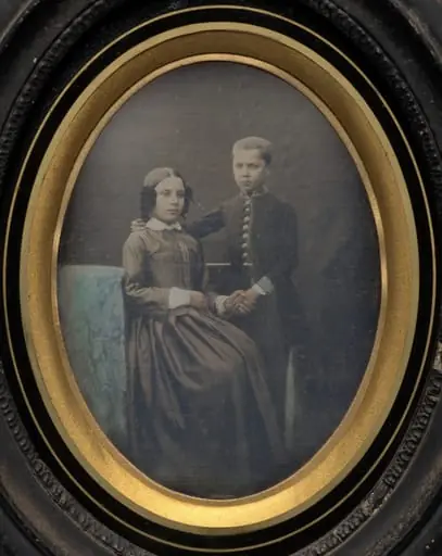 Brother and sister clasping hands, by Unknown