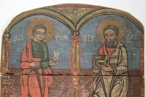 Cei doi apostoli sunt redați într-o manieră naivă, populară. Apostolul Toma(stânga) și apostolul Simion sub încadrați de câte un portal semicircular cu decor fitomorf, cadrele fiind separate de stâlpii fusiformi decorați cu motivul funiei. Ambii apostoli sunt desculți, înveșmântați simplu(Toma chiton verde, himation roșu, Simon chiton roșu, himation alb). Apostolul Toma este redat tânăr, fără barbă, ținând în mână un rotulus, Simon cu barbă căruntă, în mână cu o carte. Fețele expresive, carnația roz, proporțiile respectate, dar se observă stângăcii. Fond: în partea de jos, pardoseala din dale de piatră, sus albastru de Prusia, inscripții prescurtate cu majuscule de culoare albă., by Unknown