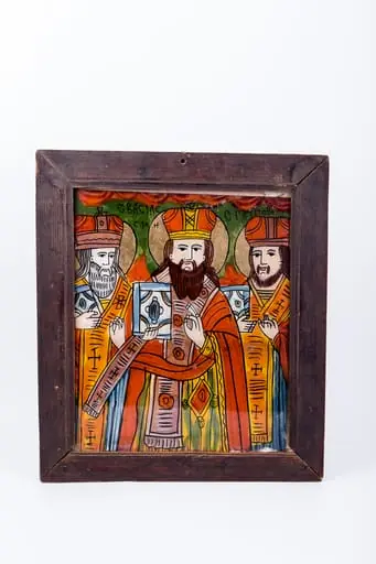 Cei Sfinți Trei Ierarhi Vasile cel Mare, Grigorie de Dumnezeu Cuvântătorul și Ioan Gură-de-Aur slujesc și săvârșesc Sfânta Liturghie împreună. Sunt înveșmântați în veșminte liturgice: sacos, felon și epitrahil mithră și aureolă. Cromatica veșmintelor este vie și luminoasă: roșu vermillon, verde spanac-avocado, galben-ocru și albastru bleu-ciel. Ceea ce este inedit este că în această icoană, cei trei sfinți ierarhi binecuvântează cu mâna stângă. Este o licență poetică picturală - pictura pe sticlă se realizează în oglindă. Fondul întregii tematici iconografice este format din alternanța de verde și roșu vermillon. Cromatica este luminoasă și armonioasă, vie și luminoasă: roșu vermillon, orange, verde spanac-avocado, galben-ocru, albastru bleu-ciel, alb și negru. Este o icoană specifică picturii de Țara Oltului, din centrul Șcheii Brașovului. Inscripiția din româno-chirilică se traduce: Vasile Ioan Grigorie, by Unknown
