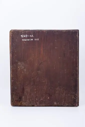 Deisis este o tematică fundamentală din iconografia bizantină, reprezentându-L pe Domnul Iisus Hristos în ipostasul de Mare Judecător, fiind Împărat pe Tron, având în dreapta pe Maica Domnului și în stânga pe Sfântul Ioan Botezătorul și Înaintemergătorul Domnului. Această tematică este nucleul Judecății De Apoi. Iisus Hristos este înveșmântat în veșminte arhirești liturgice roșii și albastre, cu elemente decorative florale punctiforme albe. Are engolpion cu cruce la gât, bederniță, ține în mâna stângă Sfânta Evanghelie închisă și binecuvântează cu mâna dreaptă. Maica Domnului are veșmântul asemănător cu cel al Lui Dumnezeu Învățător, Împărat și Judecător. Sfântul Ioan Botezătorul are veșmântul verde. Tronul arhieresc este bogat ornamentat geometrizant, având detalii verzi și gabene, brune, ocru și bronzii. Fondul este auriu cu elemente astrale - stele roșii. Icoana este de Țara Făgărașului. Cromatica este armonioasă: roșu vermillon, albastru cobalt, galben-auriu-bronziu, verde spanac-avocado, alb, negru. Inscripția din româno-chirilică se traduce IC XC Iisus Hristos MP Maica Domnului Sf Ioan. Icoana este de o noblețe aparte, detaliile decorative și faldurile veșmintelor, expresivitatea trăsăturilor sunt impresionante., by Unknown, 1850