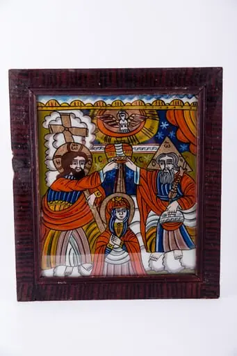Dumnezeu Tatăl, Fiul Iisus Hristos așează dimpreună coroana de împărăteasă pe capul Maicii Domnului, iar din cerurile deschise se pogoară Sfântul Duh, printr-un porumbel, pe o rază luminoasă de soare. Compoziția se împarte simetric și echilibrat în patru părți, asemenea unei cruci. Fiul - Tatăl; Sfântul Duh - Maica Domnului. Maica Domnului are înălțimea mică a unei fetițe, fiind aleasă dintre oameni. Dumnezeu-Fiul are în mâna dreaptă Crucea, iar Dumnezeu-Tatăl are globul pământesc. Maica Domnului are mâinile împreunate în rugăciune și ascultare, smerenie și primire de bunăvoie. Sunt înveșmântați în roșu vermillon-galben-albastru. În registrul îndepărtat superior este cerul albastru cu stele albe, iar în registrul inferior sunt nori albi, toată narațiunea desfășurându-se în Împărăția Cerurilor, Maica Domnului fiind ridicată de pe pământ - Adormirea Maicii Domnului. În registrul superior, tematica iconografică este încadrată de un segment decorativ, geometrizant, asemenea unor colțișori de dantelărie. Inscripția în chirilică se traduce ICXC MP Iisus Hristos Maica Domnului. Cromatică: roșu vermillon, galben, albastru, alb. Icoana ste din Țara Oltului, Șcheii Brașovului., by Unknown