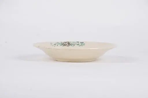 Farfuria este de formă tronconică fiind decorată cu motive florale dispuse central sub forma unui buchet de flori. Pe marginea piesei sunt dispuse într-un registru circular motive floral-vegetale pe un fond alb. Farfuria este smălțuită. Cromatică: fond: alb; motive: verde; maro., by Unknown