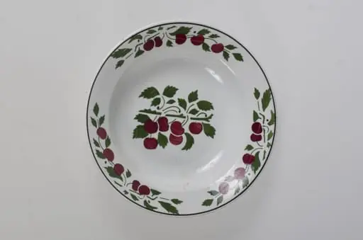 Farfurie de formă tronconică, adâncită; pe margine este decorat cu motive vegetale încadrate de o linie; în centru are o crenguță cu fructe (cireșe). Pe exterior la baza vasului prezintă trei cercuri concentrice și cifra ”26”. Cromatică: fond: alb; verde; roșu; negru. Pe fundul vasului sunt două incizii în care este introdus un șnur folosit la agățarea vasului pe perete., by Unknown