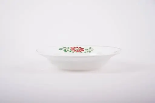 Farfurie de porțelan de formă tronconică, smălțuită în interior și la exterior. Pe fond alb avem flori stilizate (margarete). Buza farfuriei este conturată de o dungă neagră, iar pe margini sunt flori vișinii cu frunze verzi; în interiorul farfuriei pictate avem două flori mari (vișinii) și frunze verzi., by Unknown