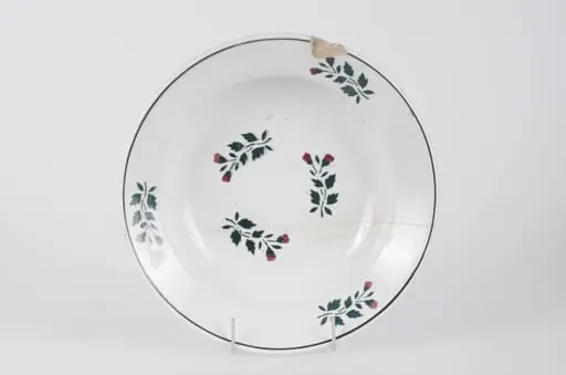 Farfurie din faianță smălțuită cu smalț alb. Vasul este de formă circulară, ușor adâncită. Pe fundul vasului decorul este floral-vegetal. Pe buza vasului se identifică trei flori, un decor geometric (cerc) ce încadrează decorul floral. Pe fundul vasului se identifică marca ”WILHELMSBURG”. Cromatică: fond alb; motive: verde; roșu., by Unknown, 1850