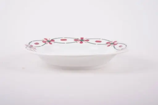Farfurie din porțelan de formă tronconică. Pe fond alb, marginea este decorată cu flori stilizate. Cromatică: roșu și verde; interiorul farfuriei prezintă flori în: roșu; albastru; verde., by Unknown