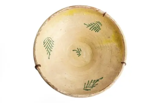 Formă tronconică; fond alb; culori: verde. În centru vasului este amplasată o frunză stilizată de culoare verde. Pe peretele vasului sînt dispuse trei ramuri de brad de culoare verde. Folosită la decorarea interiorului țărănesc în așa numita - cameră bună., by Unknown